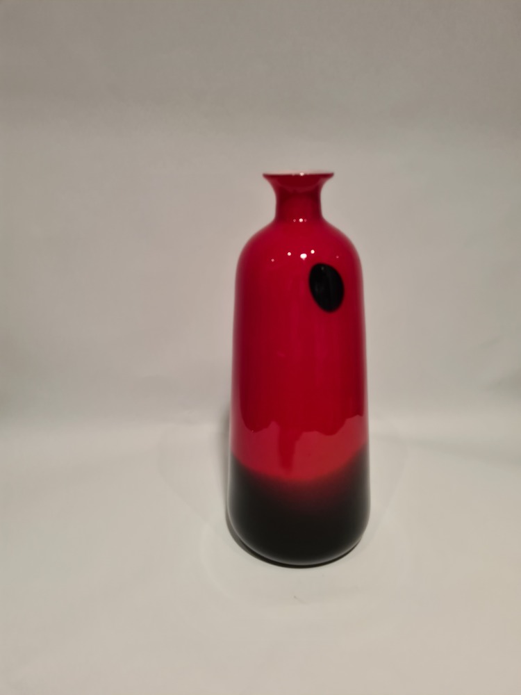 vaas rood met zwarte stip